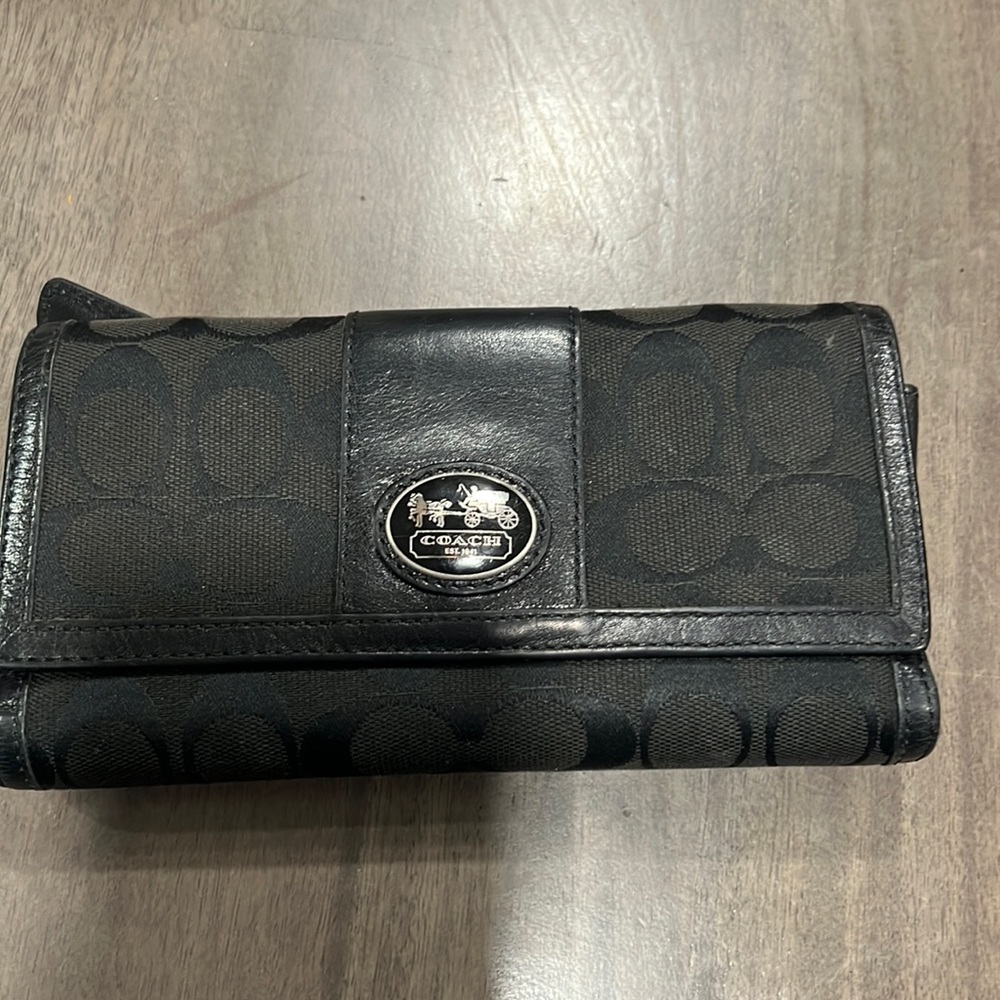 Coach wallet used has imperfections